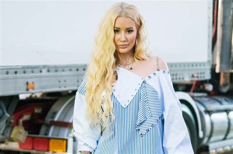 iggy azalea nude photos|Iggy Azalea poses completely nude in latest Instagram posts